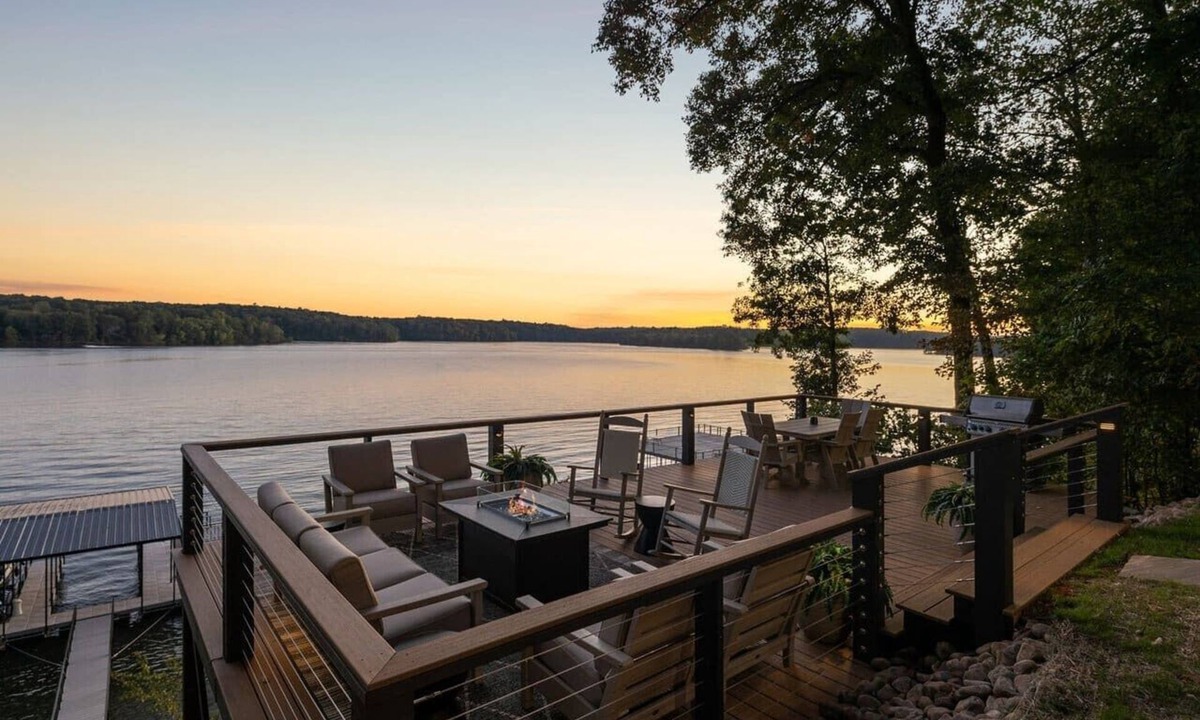 Winchester House | *Rare* Lake Luxury-Sleeps 32, 10 Bedrooms, 2 Docks