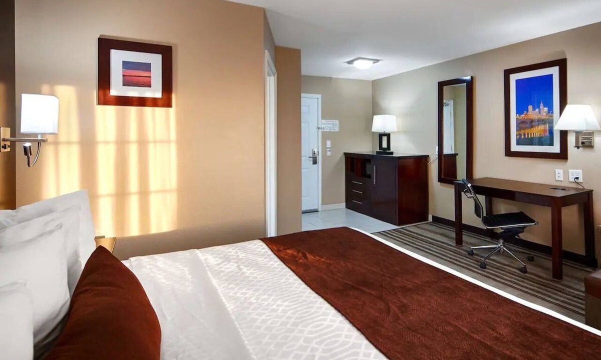 Crawfordsville Hotel | Real Value Room | 3.4 Mi to Wabash College for Men | Free Parking & Breakfast