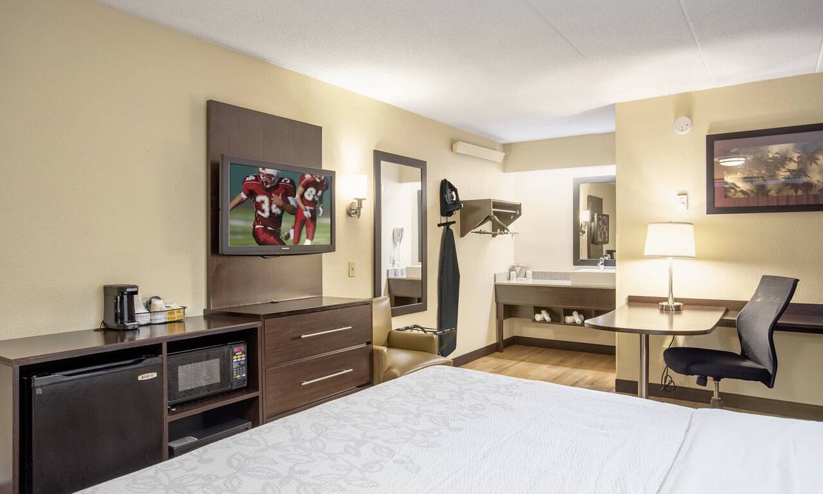 Buford Highway Hotel | Red Roof Inn PLUS+ Atlanta - Buckhead