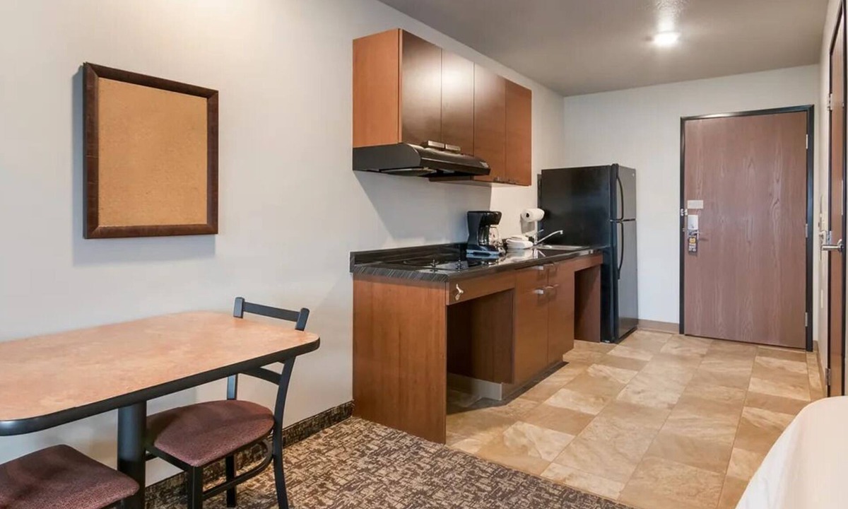 Marquette Hotel | Relax in Comfort: Full Kitchen, Free Parking & Laundry Access