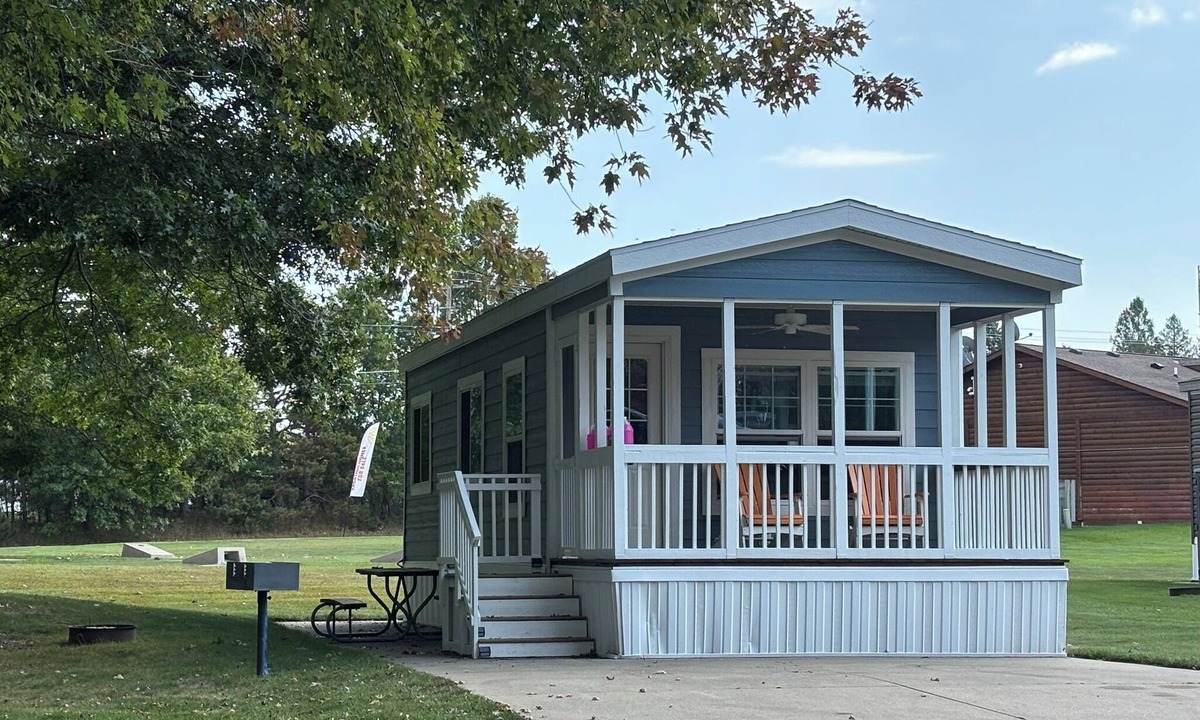 Silver Lake Cabin | Relaxing 2-Bedroom Cabin in Sun Retreats Campground Fun Place for Families!