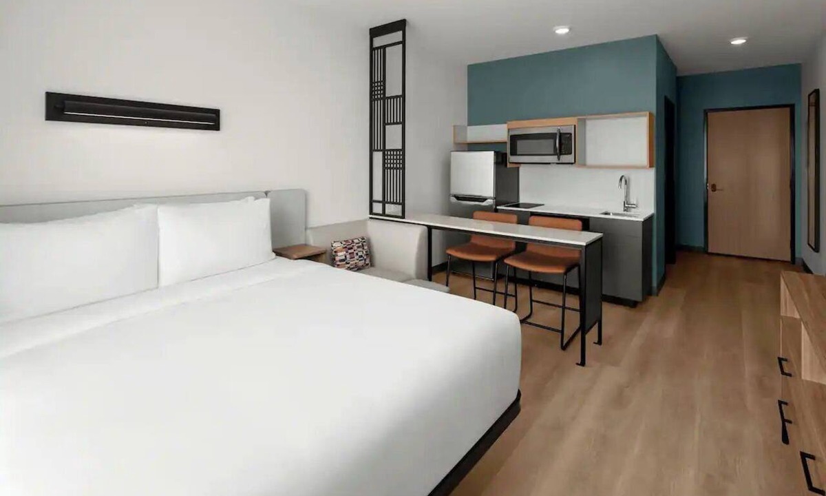 Newnan Hotel | Rest in a Comfortable Room After Exploring Newnan | Pet-Friendly Stay