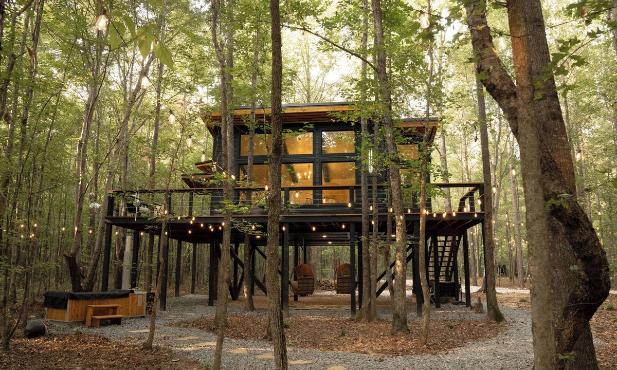 Crane Hill Cabin | Romantic secluded treehouse with hot tub, lake