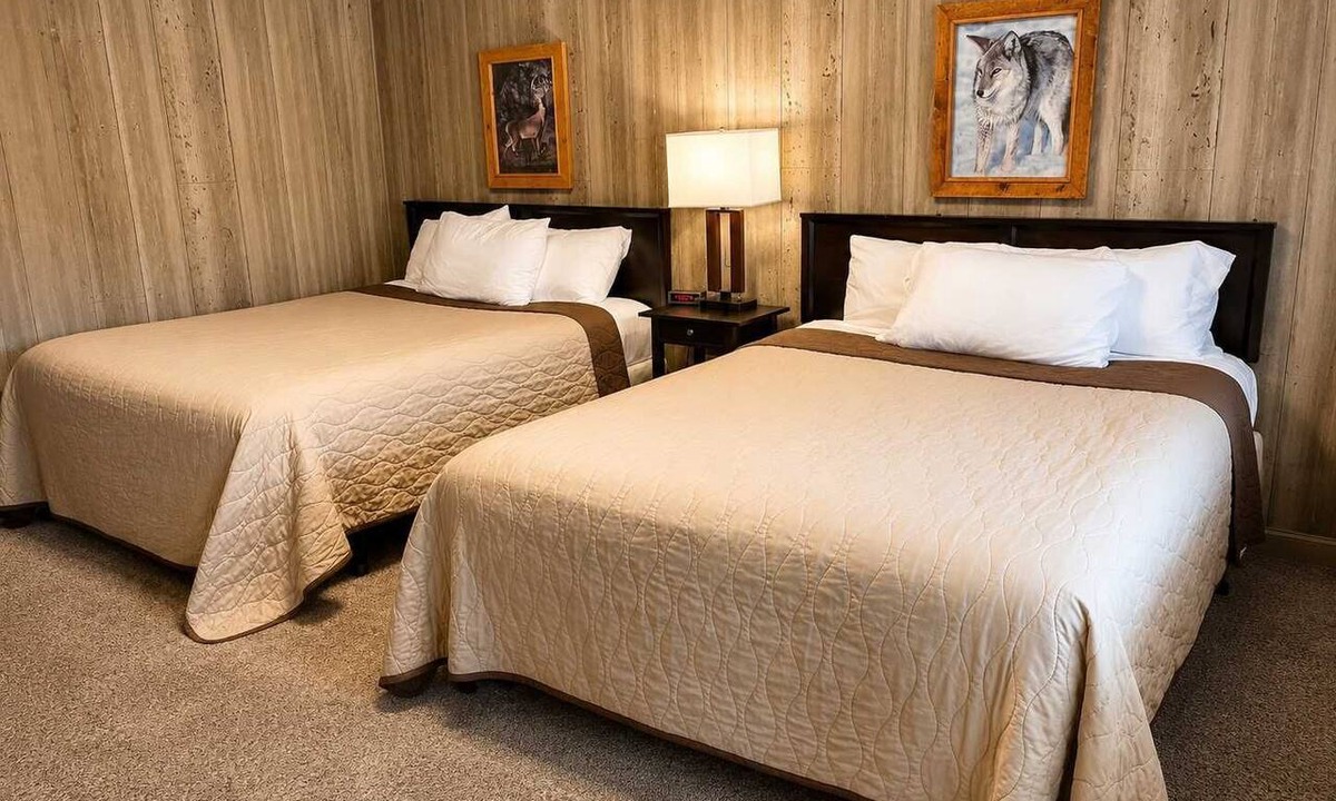 Grayling House | Room 23-2 Queen Suite-Woodland Motor Lodge