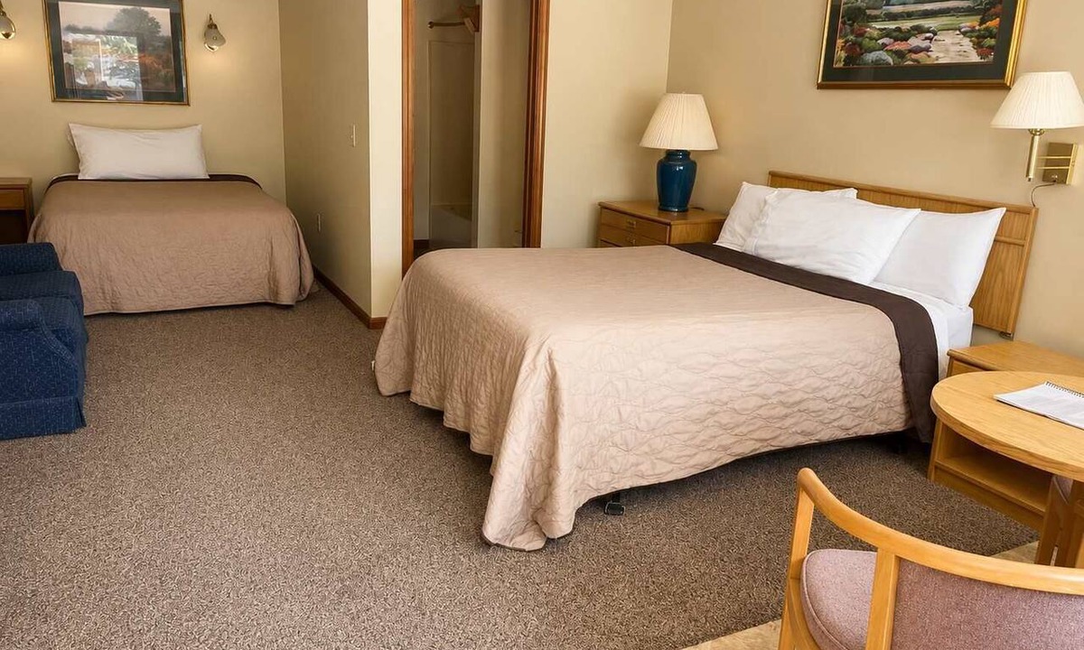 Grayling House | Room 28-1 Queen 1 Full Suite-Woodland Motor Lodge