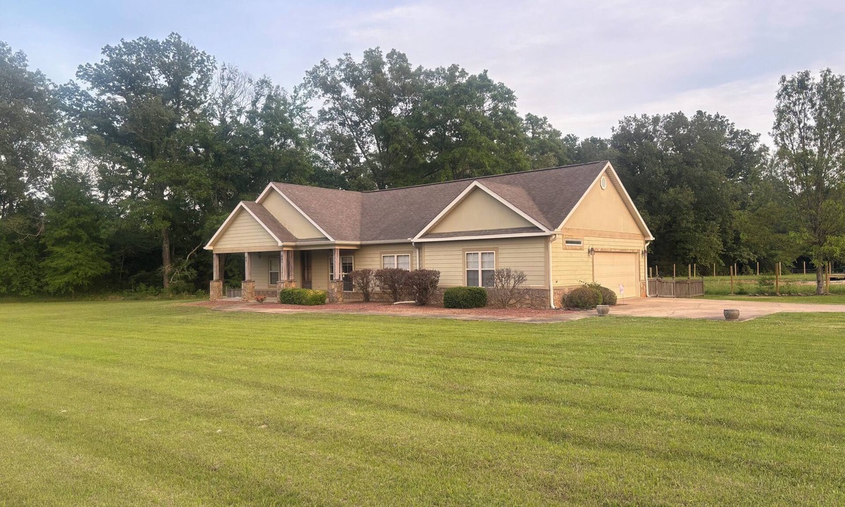 Starkville House | Rooted Rest Retreat ~ 3-br, fully furnished house right next to Dodson Farm
