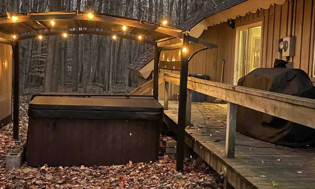 Canadian Lakes House | Rustic Chalet Retreat w/Hot Tub