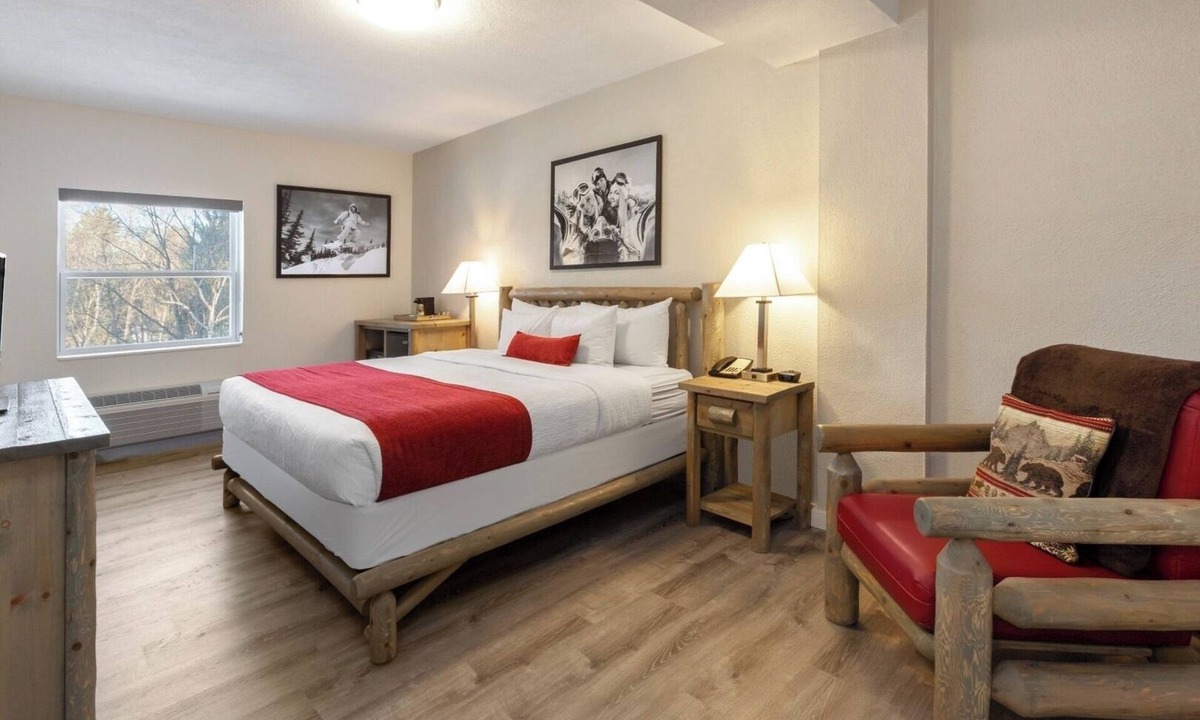 Iron Mountain Hotel | Rustic Lodge w/Heated Pool & Ski-in/Ski-out Access & Golfing- Perfect Retreat!