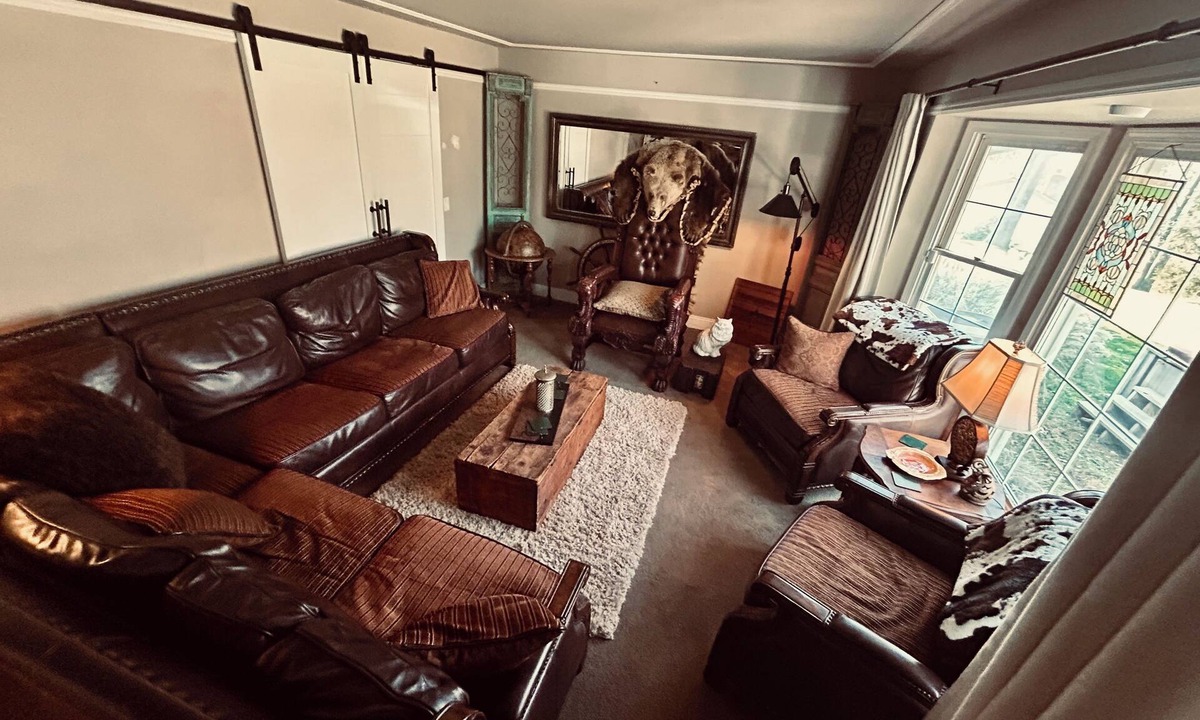 Brighton House | Rustic Luxe 4BR 2.5 Bath 1.5 Acres, in Heart of Brighton – Entire Spacious Home