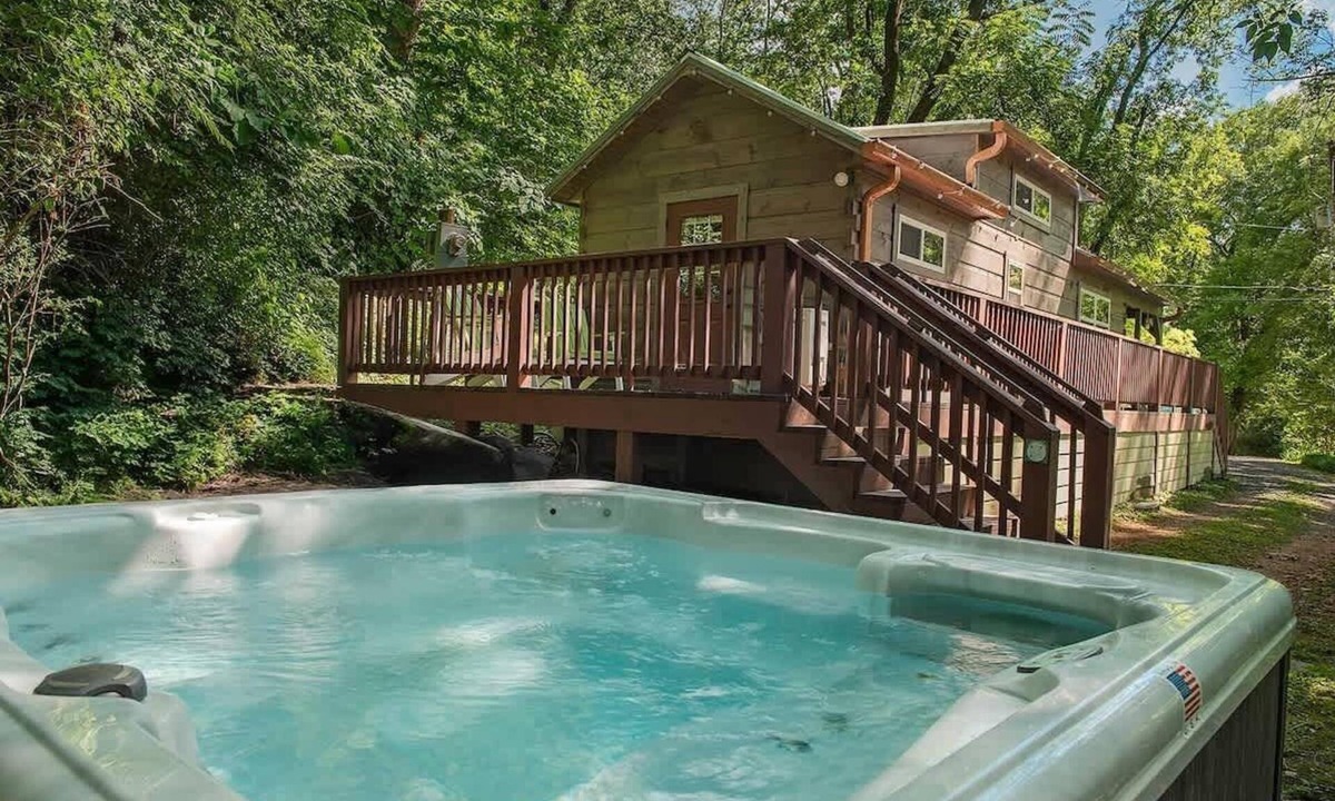 Lookout Valley Neighborhood Association Cabin | Ryon Stunning Wooded Tiny Cabin Close to Downtown