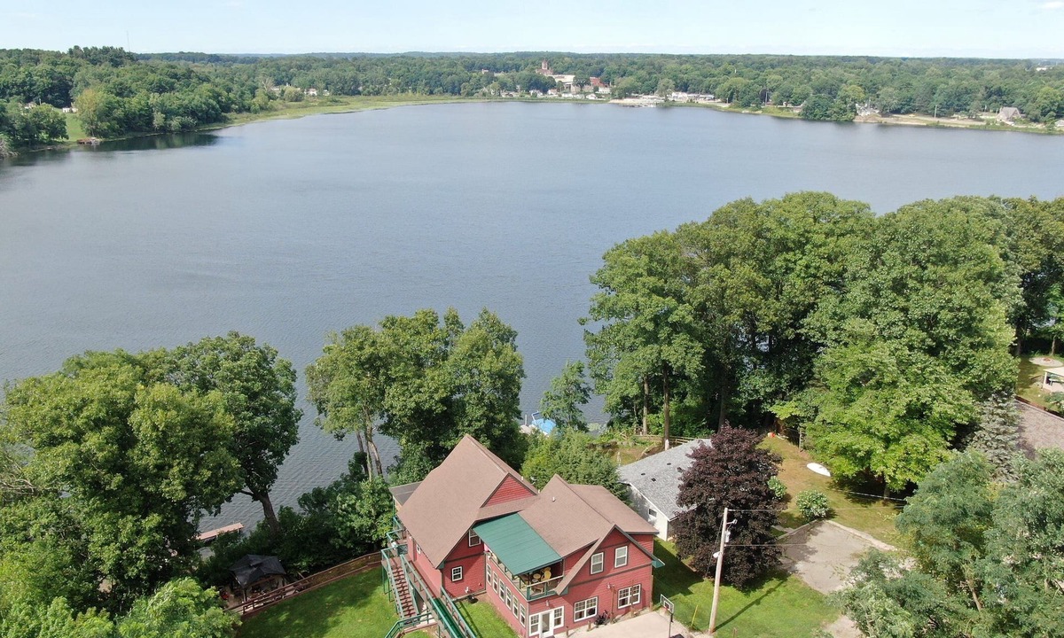 Cassopolis House | Sandy Beach Wheelchair-Friendly Knotty Pine Lodge w/47 Wooded Acres!