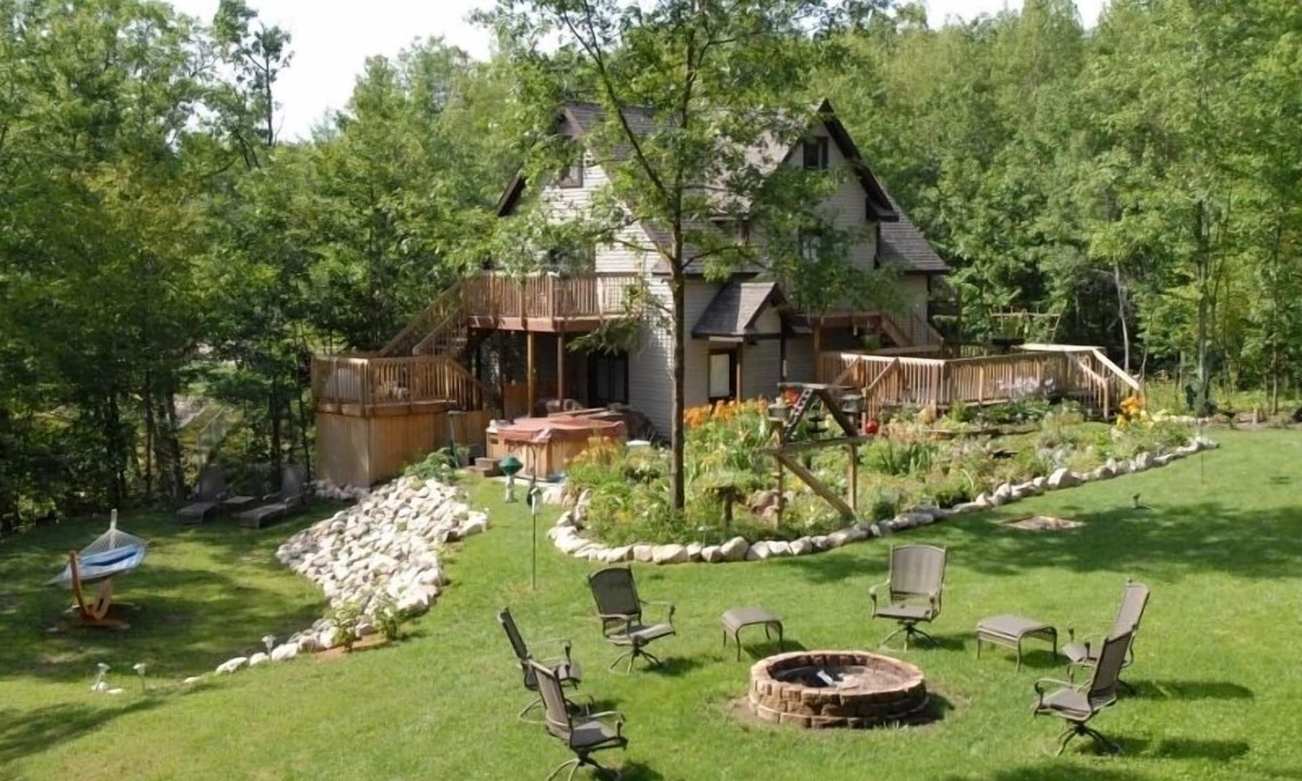 Hope Cottage | Sanford Lake. Family-Friendly Cottage with 2 mini-cabins and swimming pool.