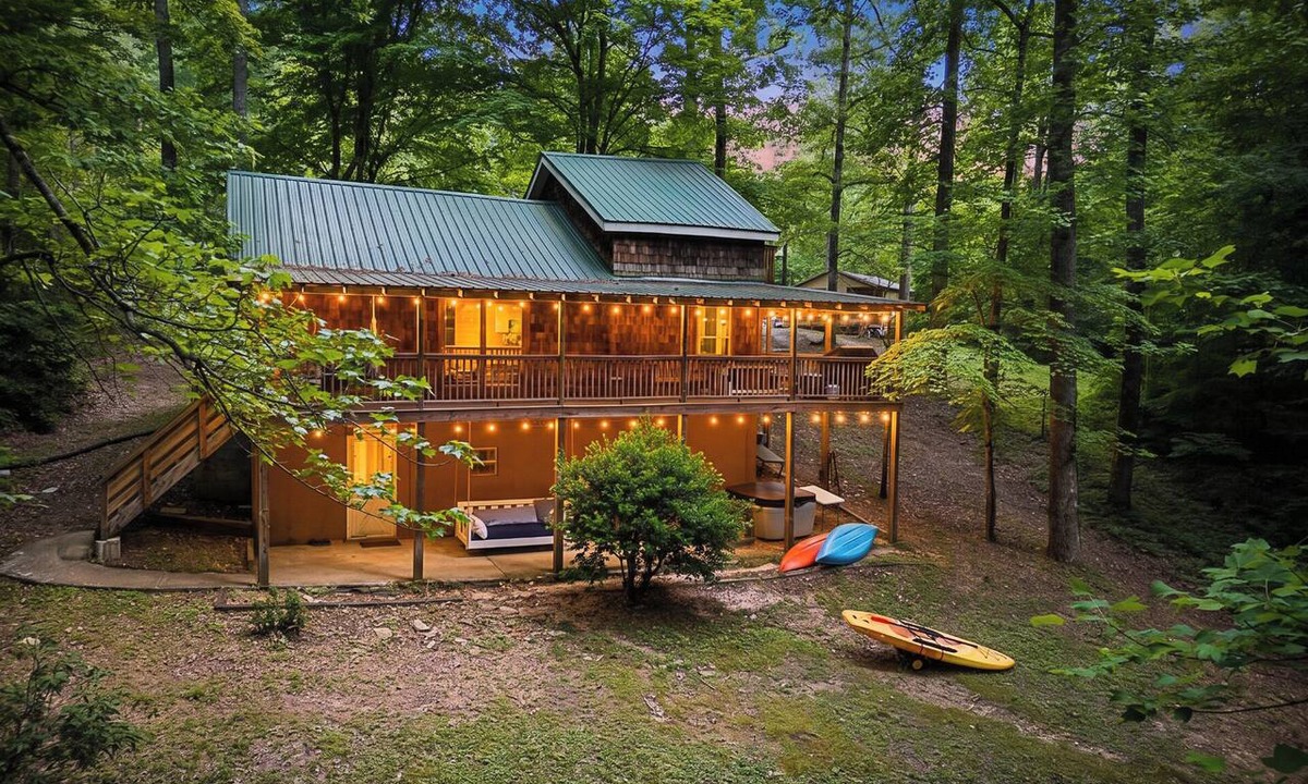 Jamestown House | Secluded 2BD with a loft; Cabin w/Hot Tub & River/Lake Access. Free use of two kayaks and one stand-up paddleboard.