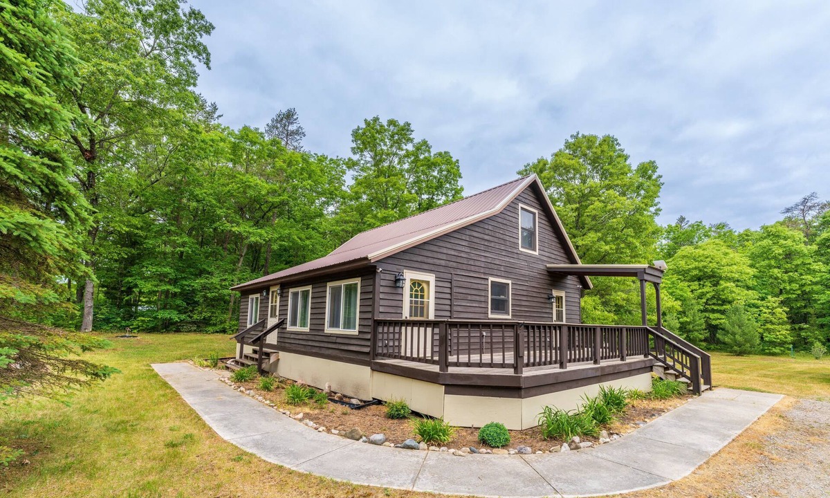 Wellston House | Secluded 3BR Cabin Fire Pit RV Parking Near Tippy Dam & Big-M Trails