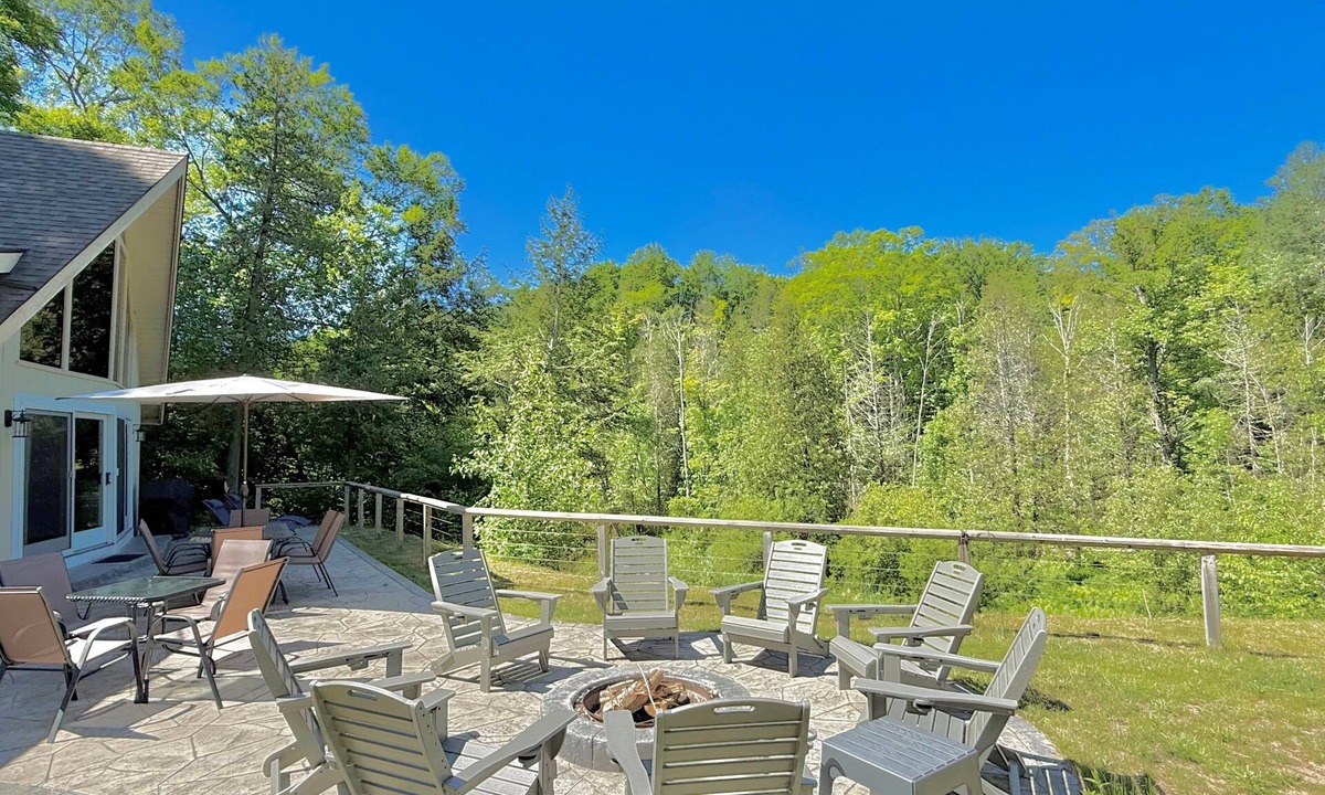 Thompsonville Cabin | Secluded Betsie River Cabin 3bd+2ba+Loft by Crystal Mtn,8acres,Porch,Fireplace!