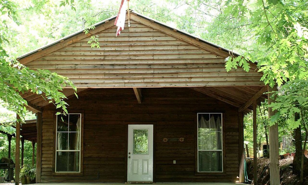 Roxie Cabin | Secluded Forest Cabin Rental with Seasonal Pool near Natchez, Mississippi