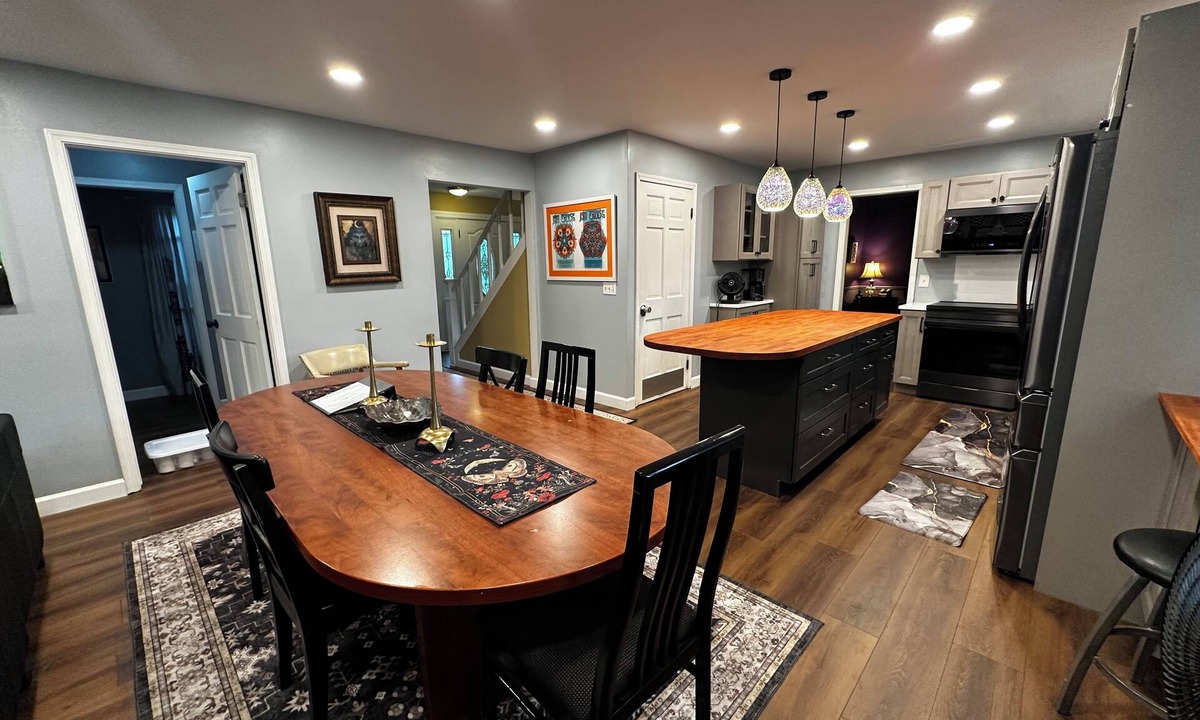Brighton House | Ski Mt. Brighton! ~Rock n Roll House ~ Spacious! Hot Tub! Sleeps 12