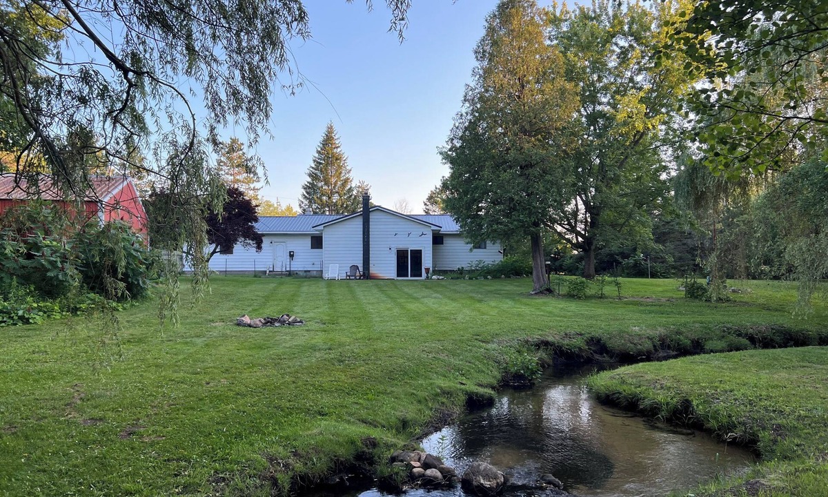 Cleon Township House | SKI - Snowmobile - Pet Friendly - trailer parking - 5 mins to Crystal - WIFI