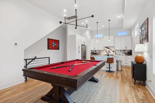 Haynes Area House | Sleek Multi-Level Stay Rooftop Views & Pool Table