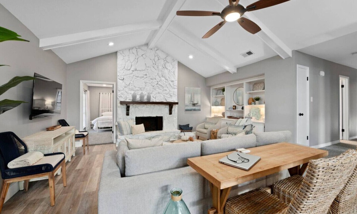 Daphne House | Sleeps 10 - 4 BR - Near I-10 & Mobile Bay + Porch