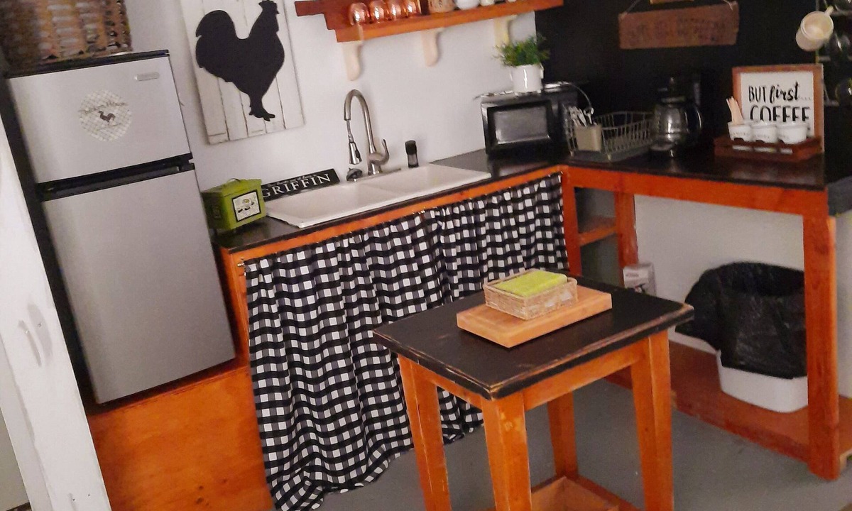 Inman House | Southern cabin, bunkhouse, pet friendly close to town yet completely secluded!