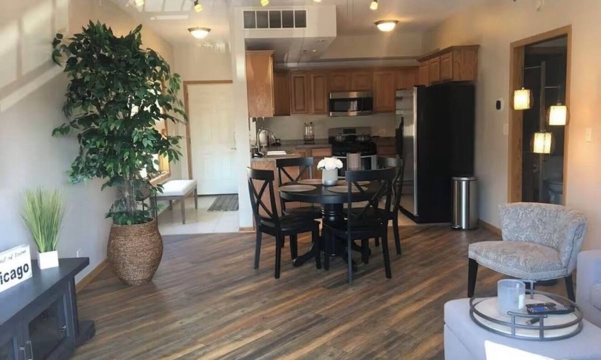 Chicago Ridge Apartment | Spacious 2-bedroom apartment in perfect Chicago Ridge with Central AC & Heat