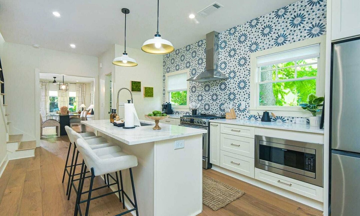 East Side House | Spacious and stylish 2BR 2.5Bath nestled in the vibrant Grant Park neighborhood