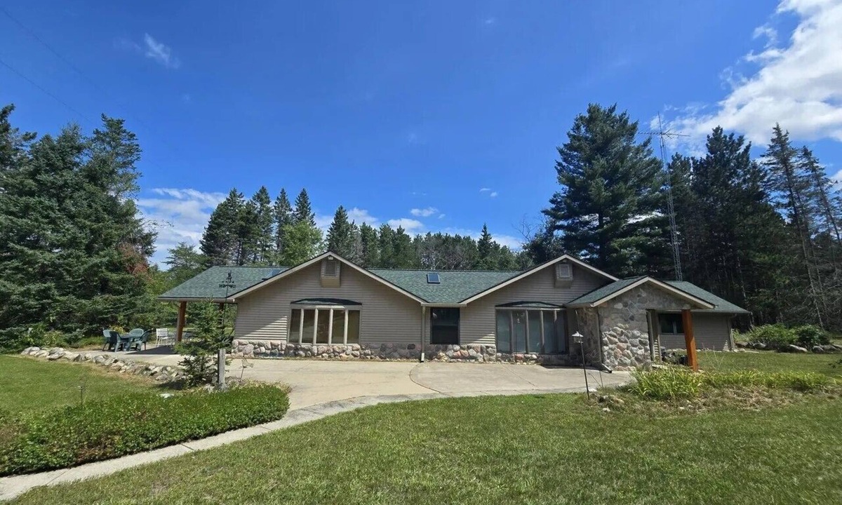Herron House | Spacious Family Retreat w/3BR Main House + 2BR Guest House in Curran