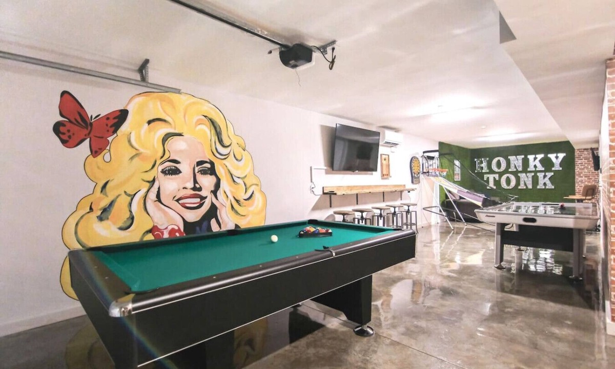 East Nashville Villa | Spacious Honky-tonk home near East Nashville with rooftop and game room