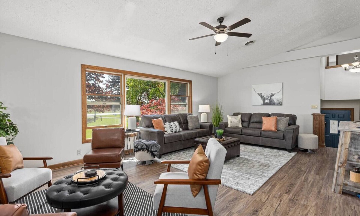 Huron House | Spacious Modern Farmhouse - Pickle Ball Court & near beach!