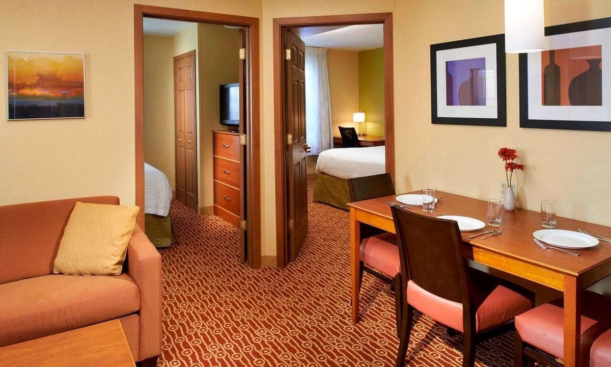 Novi Apartment | Spacious & Quiet 2 Bedroom Suite w/2 Queens Near Suburban Collection Showplace