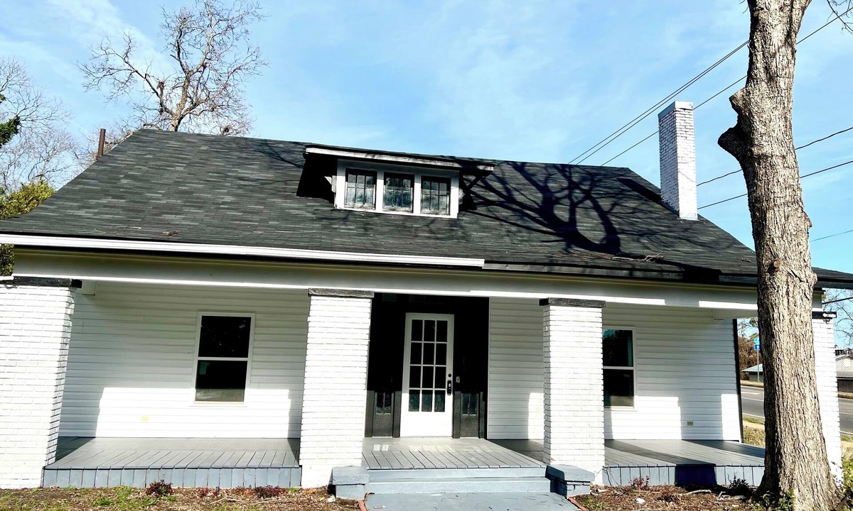 Clanton House | Spacious Remodeled Downtown Retreat, Walk to Shops & Dining, Sleeps 12!