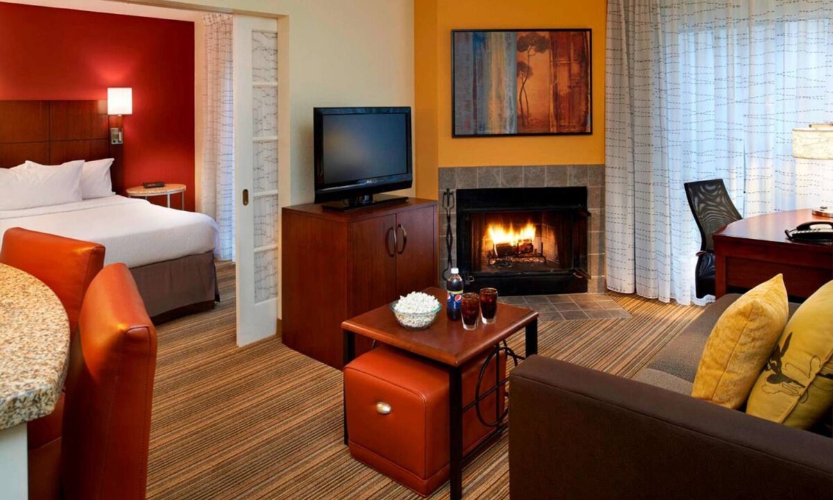 Warren Hotel | Spacious Unit Near Detroit Attractions, Full Kitchen w/Free Breakfast!