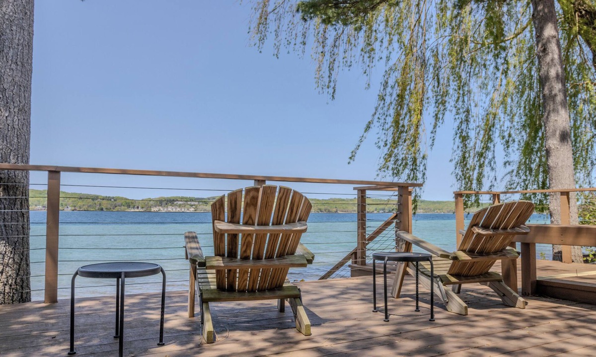Suttons Bay House | Splendor on the sparkling shores of Suttons Bay