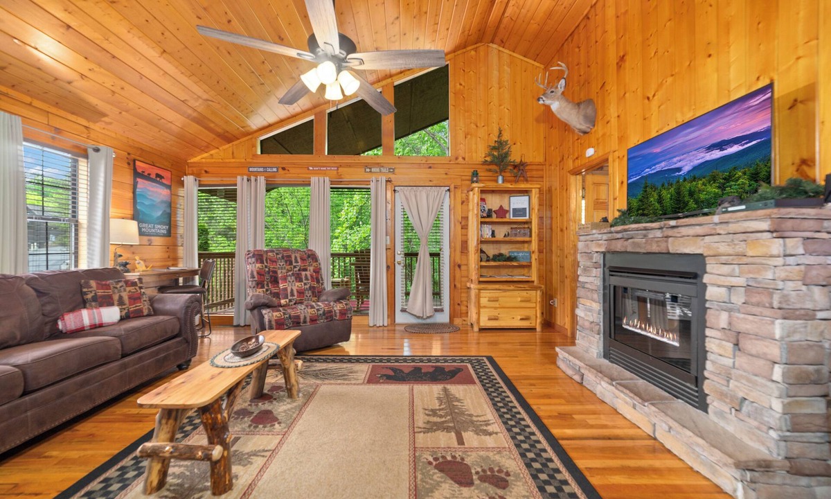 Sevierville Cabin | SR Cozy Mountain Cabin Private Hot Tub 1.5 Miles to Dollywood Walk to the Pool