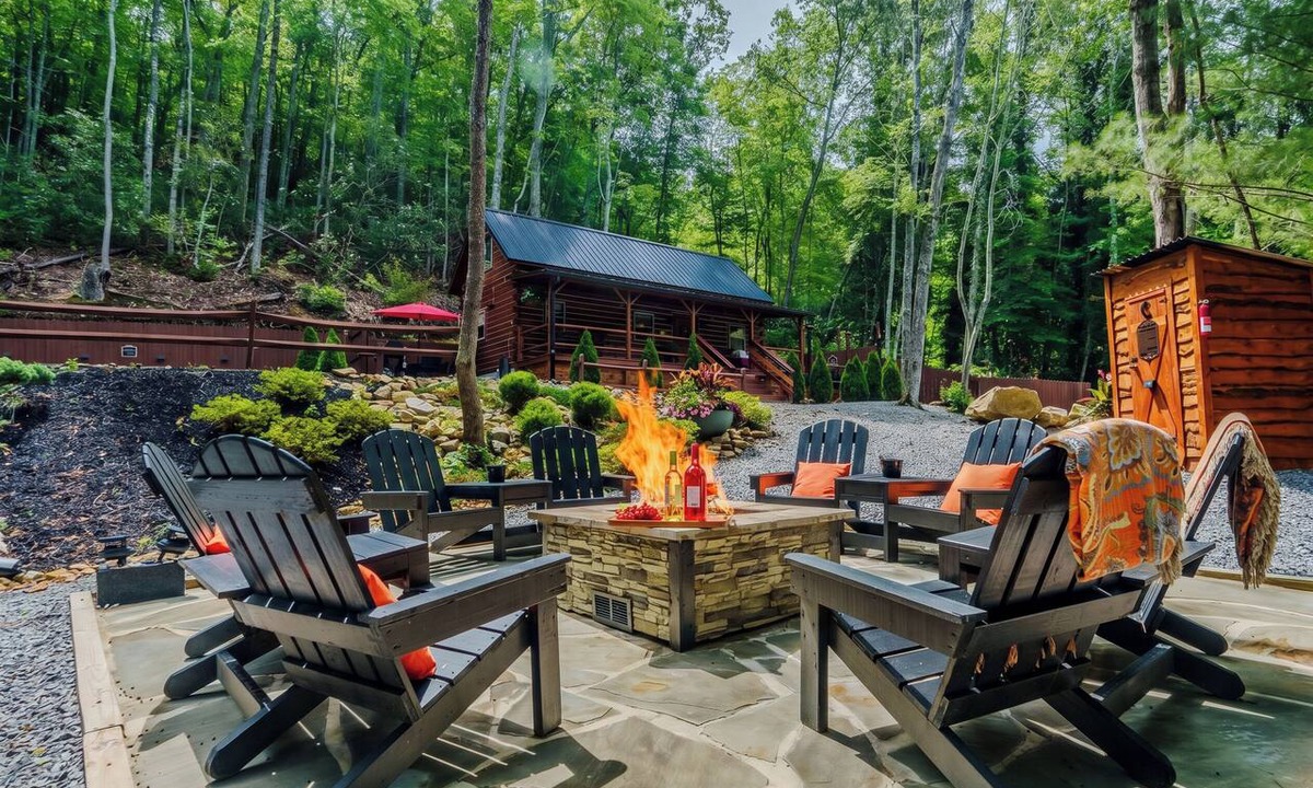 Elizabethton Cabin | Starlight Serenity in the Smokey Mountains w Hot Tub Pet Friendly