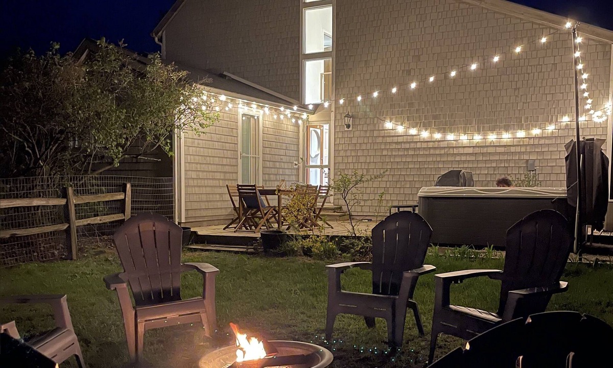 Northport House | Steps to Village & Lake * Hot Tub * Pets Welcome