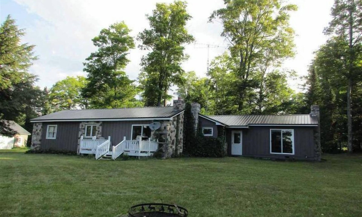 McMillan House | Stone House: Bring Your Dog and Your Kayak – Summer on East Lake!