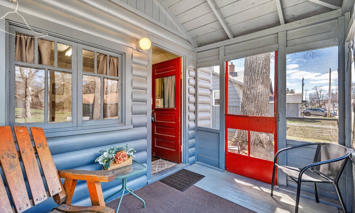 Curtis Cabin | Stone's Throw Cabin 2- Cozy one bedroom with full kitchen and screened porch