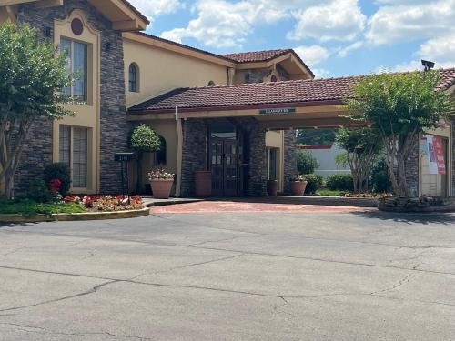 Huntsville Hotel | Studio 6 Extended Stay - Huntsville, AL University Drive