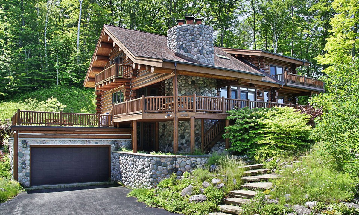 Lake Leelanau House | Stunning log home near Leland. Hot tub. A/C.