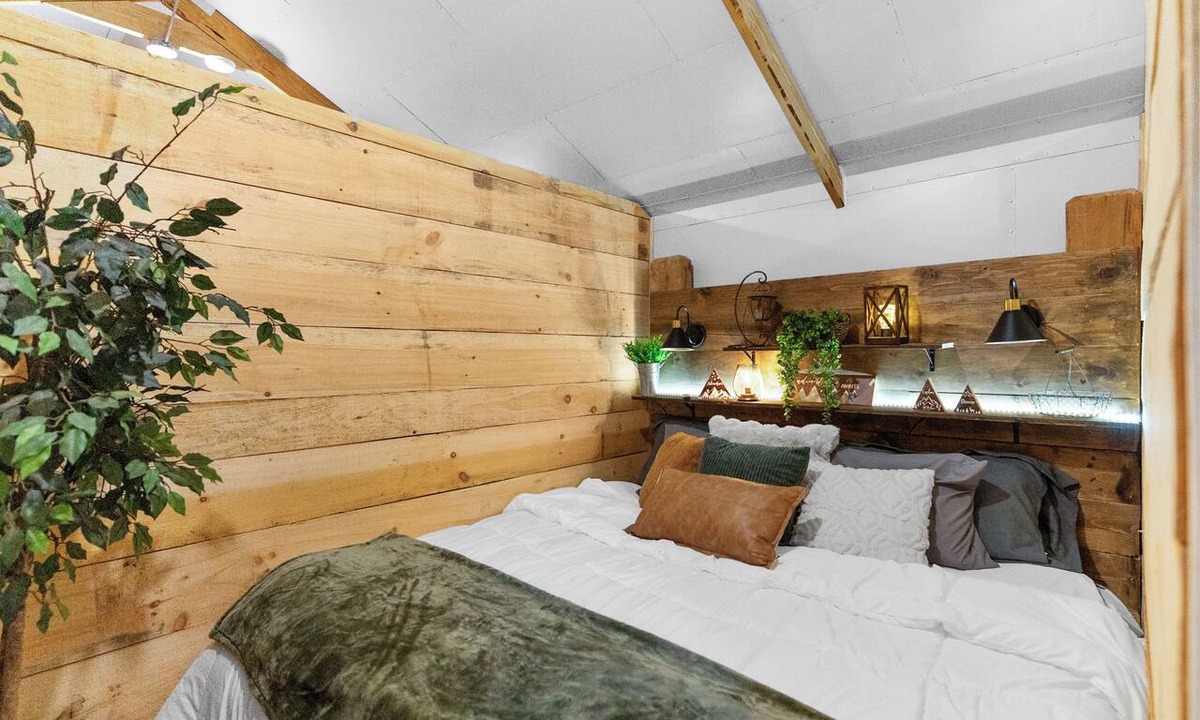 Winona Cabin | Stylish Newly Remodeled Cabin. Sleeps up to 7. Direct Access to Brimstone. Pets