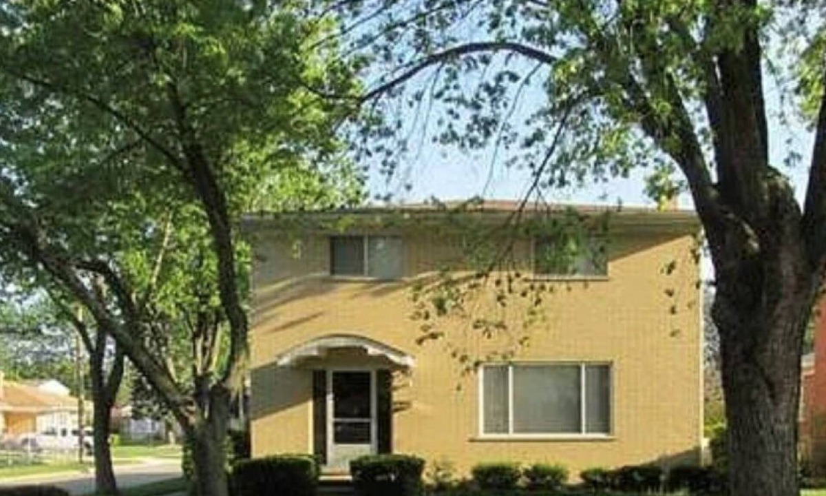 Warren House | Sunburst Palace Spacious 4-bedrooms a Den-Fulton with AC in Center Line, MI.