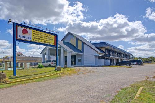 Florida Panhandle Hotel | Sunset Inn Flatonia I 10 by Hotel O
