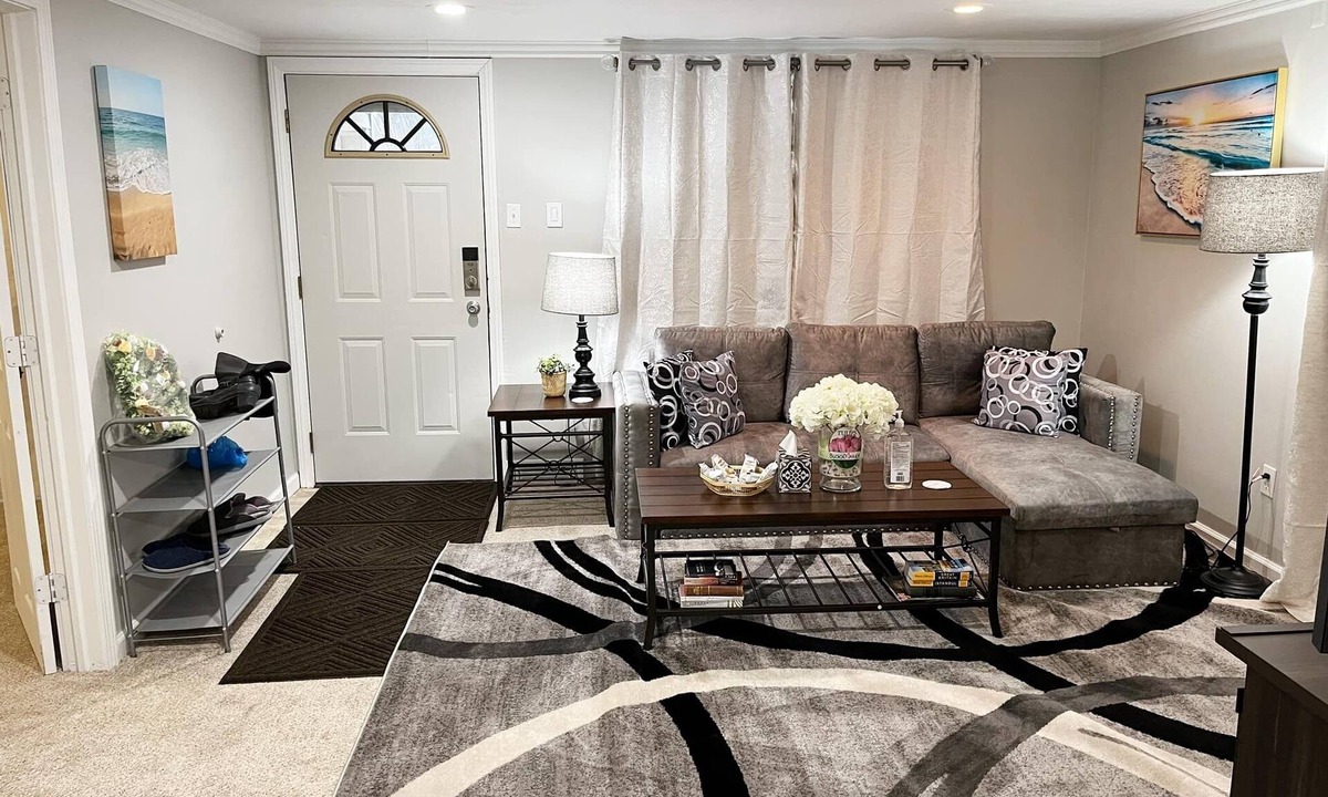 Madison Heights House | Super Cute & Cozy Home with 65"TV, Grill, 3 beds, A C, Porch.