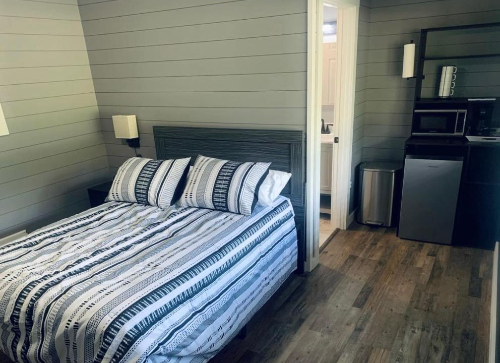 Roscommon Apartment | TeePee Room 7- Newly Renovated