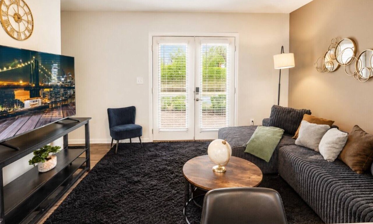 Shannon Villa | The Atlas Townhome | Hoover Luxury 2BR H2