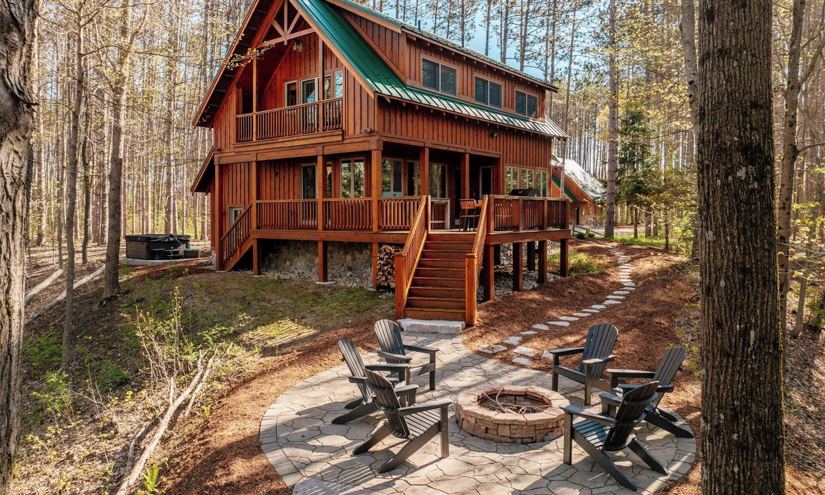Thompsonville Cabin | The Cabin on Pine Ridge | Crystal Mountain | Hot Tub + Log Cabin | Dog friendly