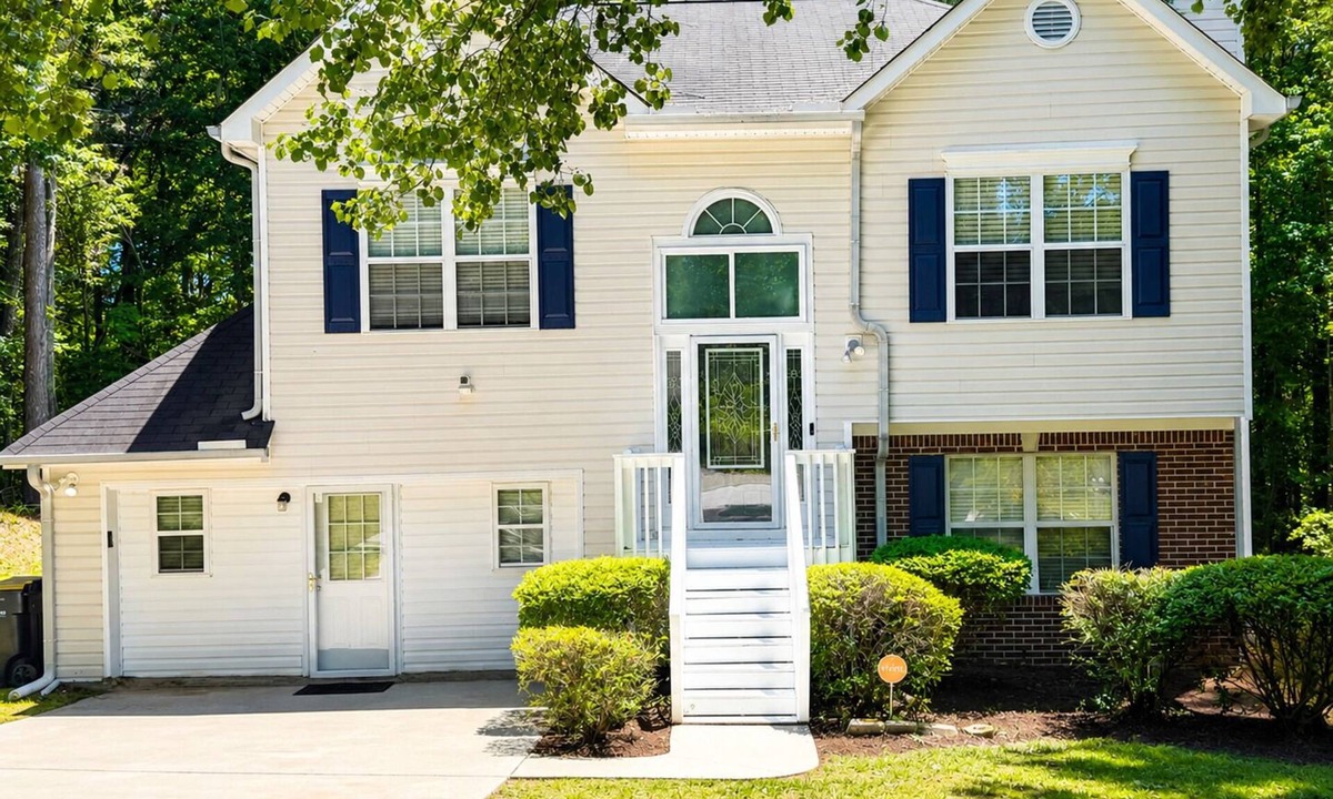 Fairburn House | The Fairburn Luxe Retreat! Fantastic 3-bedroom home, MINUTES AWAY FROM AIRPORT!