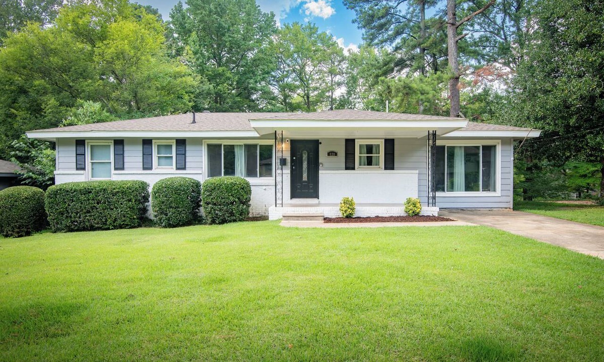 New Castle House | The Garden Park Escape: Pool/Patio/Groups/King Bed